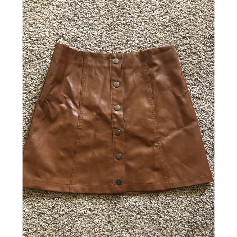 NWOT⭐️ Faux Leather , button up skirt .